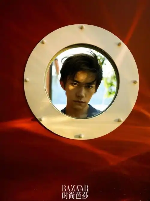 易烊千玺深v背头#是即将24岁的易烊千玺好凌厉的帅大背头配深v别太戳