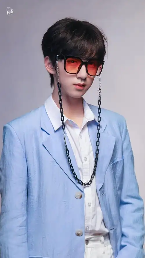 贺峻霖金丝眼镜造型好苏##贺峻霖 十八长翎破青空