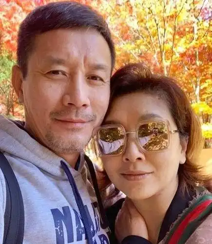 近期,一组江珊和田小洁的合晒照.