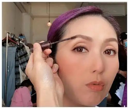 杨千嬅素颜出门买水果,身材还是那么好