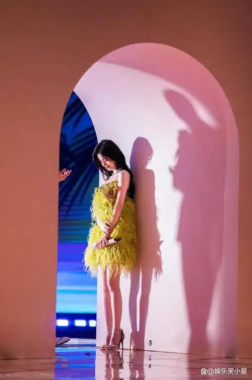 鞠婧祎 高跟鞋尽显大长腿