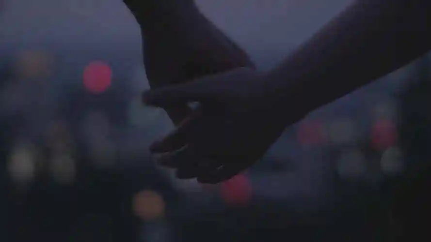 情侣夜晚牵手视频素材