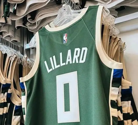 利拉德雄鹿0号球衣已经新鲜出炉!