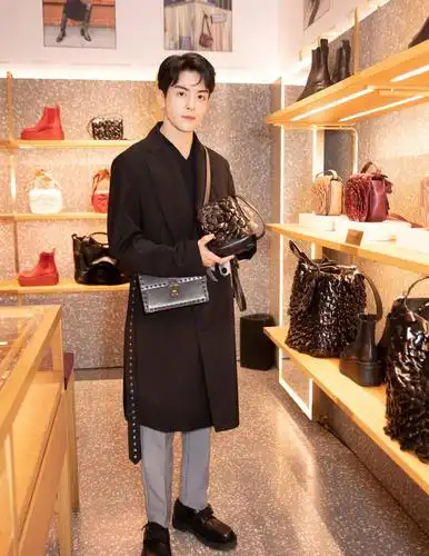 曾舜晞身穿valentino2020秋冬男装系列休闲印花套装