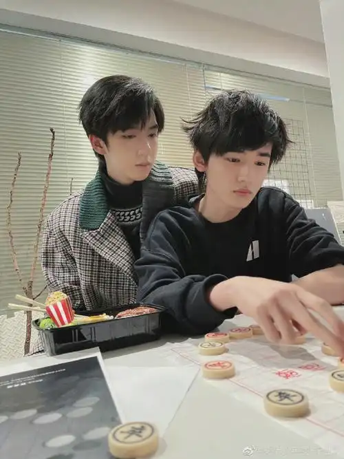 宋亚轩和贺峻霖下象棋##宋亚轩贺峻霖下象棋合照