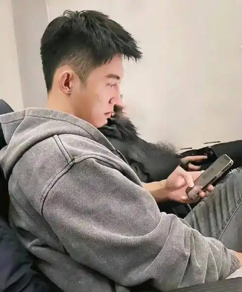 迪丽热巴小腹平坦未怀孕,却被扒出行程表,和黄景瑜有关_穿着_网友