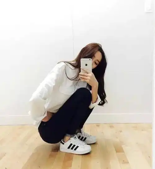 害羞萌妹的拍照遮脸术之一简单轻易拍出全身照啦