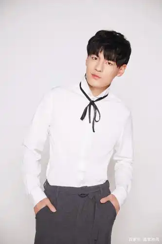 读者表示从两位主角的照片来看朱致灵和谭泉二人并不十分具有少年感