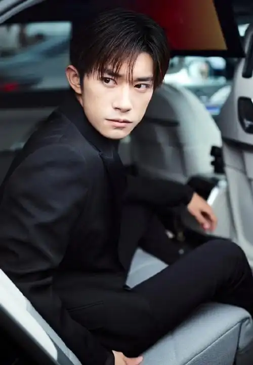 易烊千玺霸总气场##易烊千玺最新饭拍好霸总