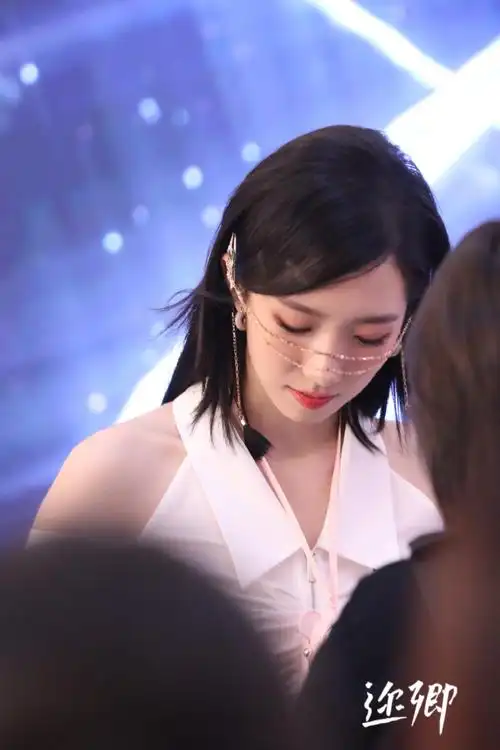 孟美岐超话#孟美岐上海签售会#好久不见啦(生图直出)@孟美岐@孟美岐fm