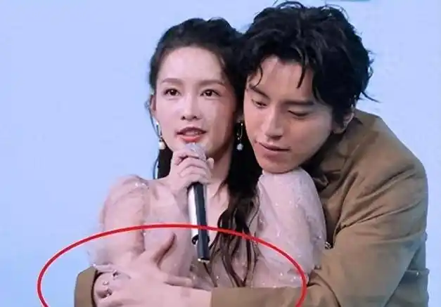 杨幂被当众扯下衣服,李沁遭咸猪手还要赔笑|张翰|黄轩|刘亦菲|女明星