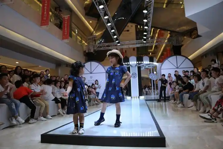 萌翻了这个六一武汉国际儿童时装周亮相上演一场萌宝t台秀