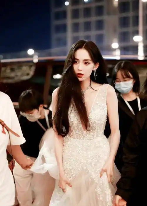 古力娜扎深v透视纱裙红毯礼服魅力美照,娇艳如花,时尚魅力!