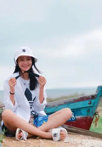 王媛可晒九宫格"热"拖鞋抢镜 网友:妥妥的时尚icon!