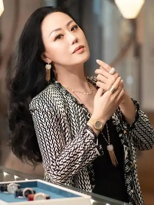 章小蕙不愧是贵妇穿黑白印花外套成熟稳重气场全开好惹眼