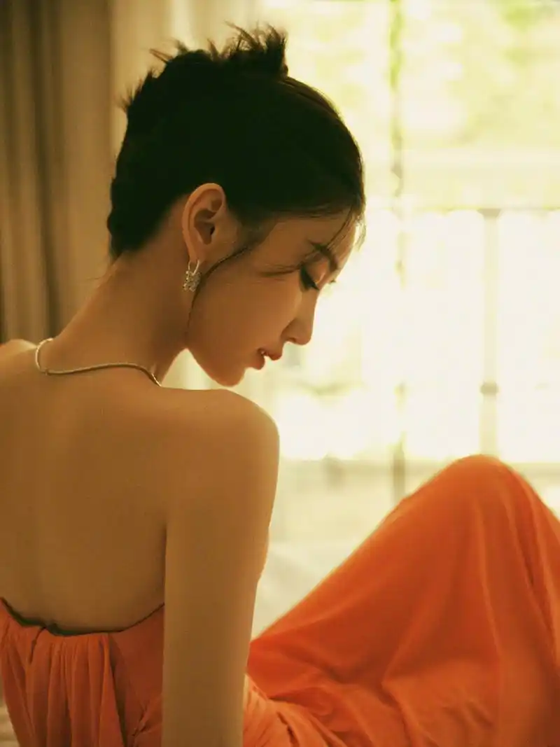 毛晓彤柿子色抹胸长裙,天光融融,蝴蝶翩翩