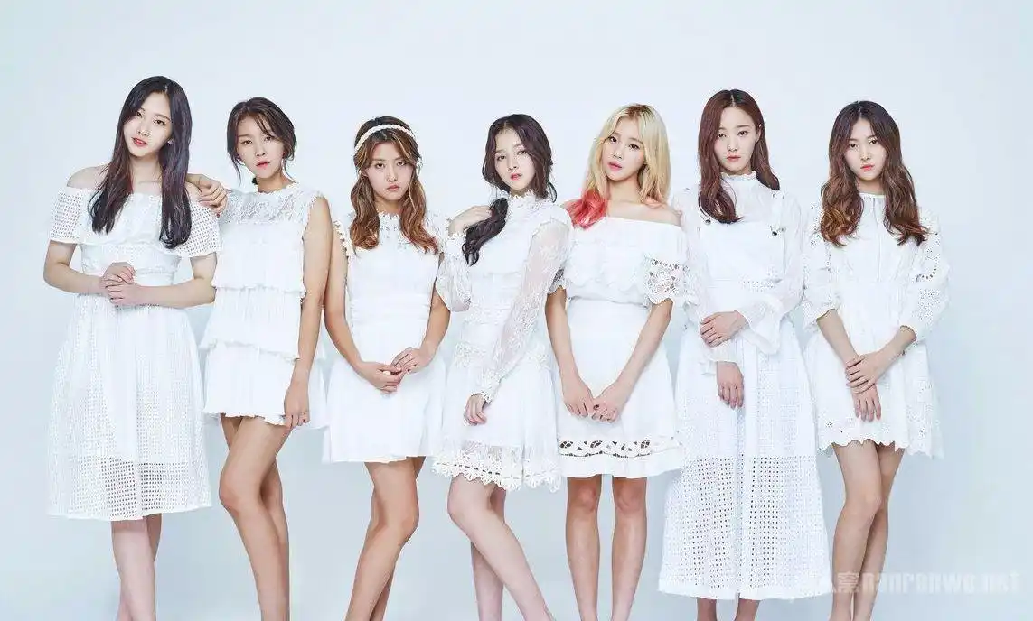 本月12日,俄罗斯女团serebro方面通过官方sns上传了momoland新曲《b