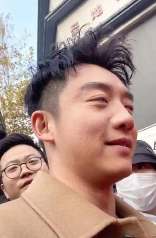 其实仔细想想郑恺的素颜路照开始满能打的,毕竟演员这个职业熬夜加班