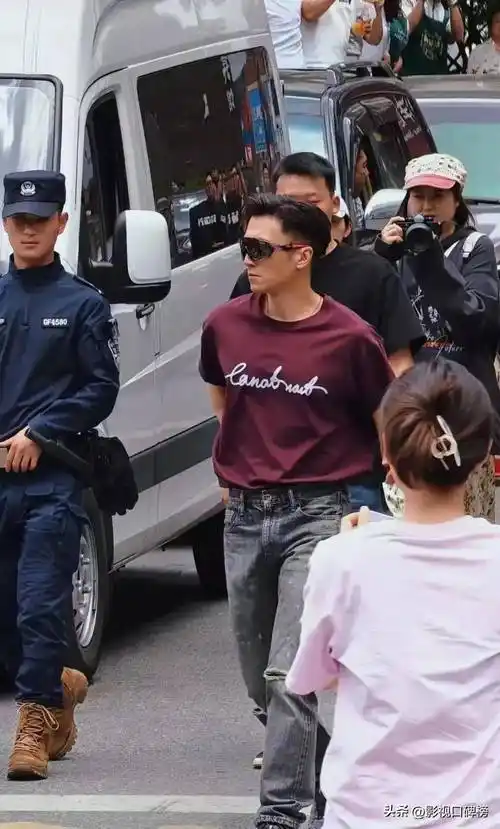 谢霆锋现身泸定穿搭时尚又帅气,惹诸多人围观,丁真与他再次同框