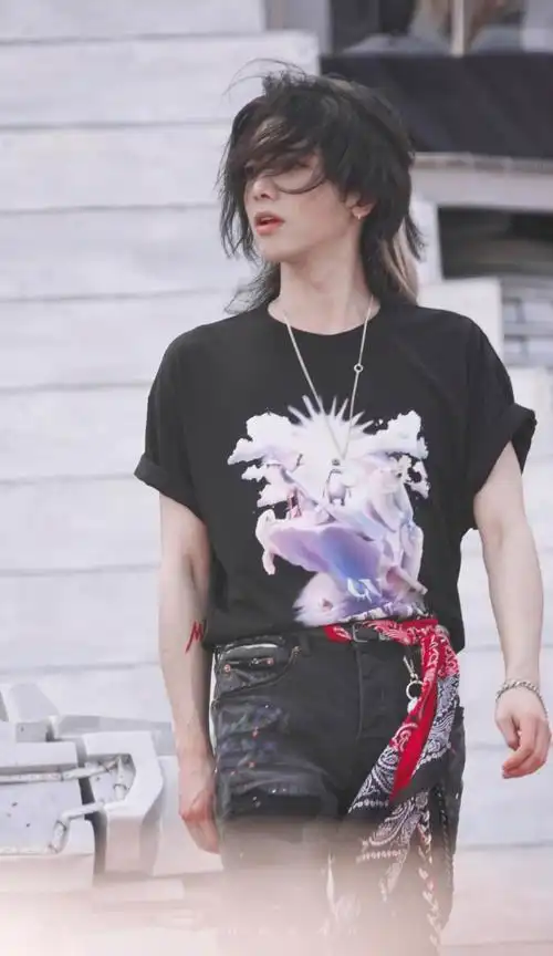 华晨宇演唱会长发造型如何