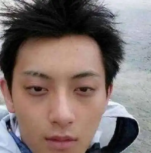 黄子韬,要不要这么自黑,这素颜照差距有点大啊!