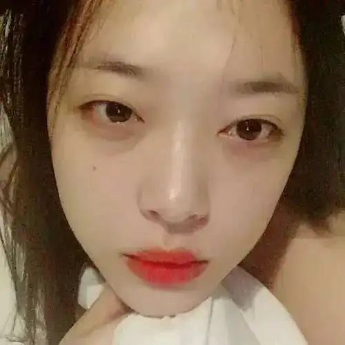 雪莉ins晒跨年趴照片惹争议与三男叠罗汉举高高闻腋下眼迷离