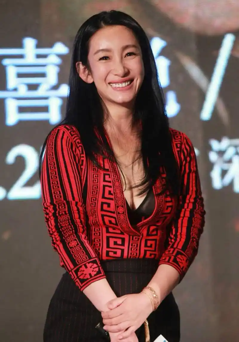 《花儿与少年》秦海璐自述身材一般所以泳装保守不穿比基尼,还夸