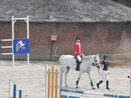 《奔跑吧》蔡徐坤路透蔡徐坤马术服造型好帅,身材比例太绝啦