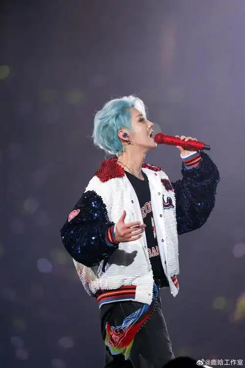 鹿晗广州场演唱会舞台照 蓝发造型……__财经头条