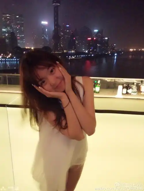 王中磊女儿风中头发凌乱托腮卖萌险走光图