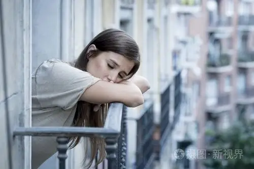 一个年轻悲伤的美丽女人,一个抑郁的样子,一个忧心忡忡的照片-正版商