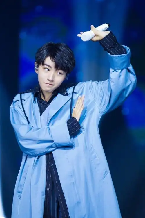 王俊凯十八岁成年礼皇冠加冕青春洋溢帅气十足