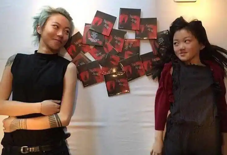 难得一见的窦靖童性感写真,真空深v黑色皮衣,酷似翻版王菲,好美_孩子