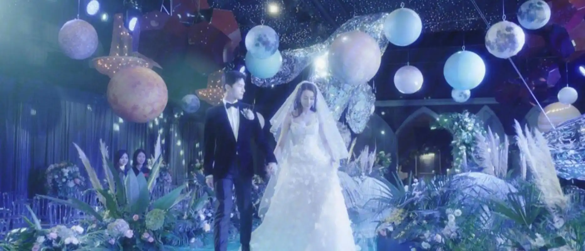 原来和热巴拍《你是我的荣耀》结婚戏份时,杨洋也要踩着凳子亲,没记错