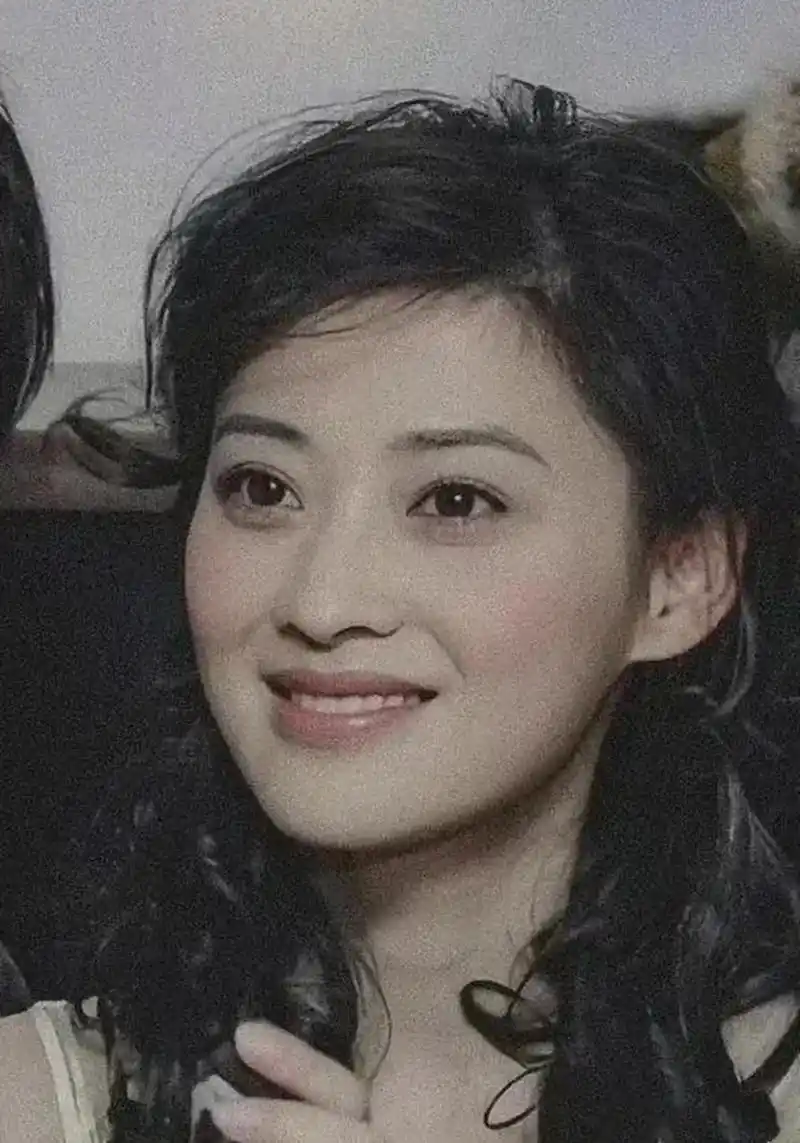 梅婷年轻时的几张照片,让人惊艳不已,容颜美丽光彩照人.