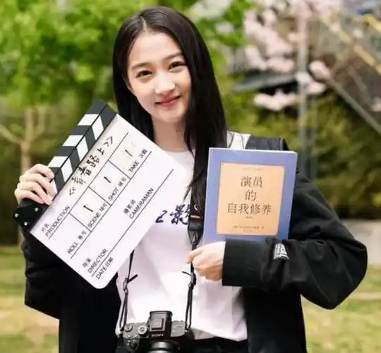 关晓彤现身北电拍毕业照,大口啃饼没明星架子,与同学合照好乖巧_娱乐