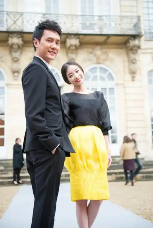 之后,冯绍峰又与宋茜在片场被拍到牵手搂腰的画面,但似乎也是朋友之间