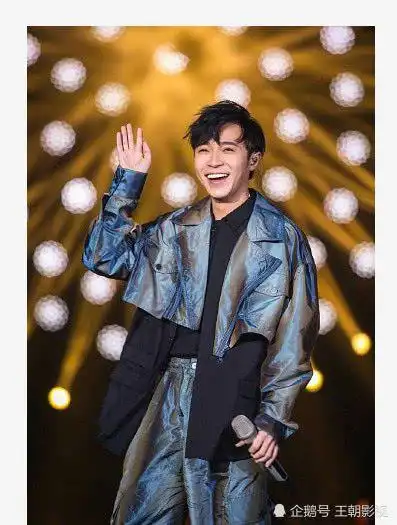 吴青峰东方风云榜演唱在舞台上无助网友真的很稳