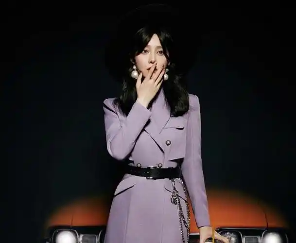 范冰冰39岁了,穿着白t恤外搭粉色牛仔套装走机场,依然高级时髦