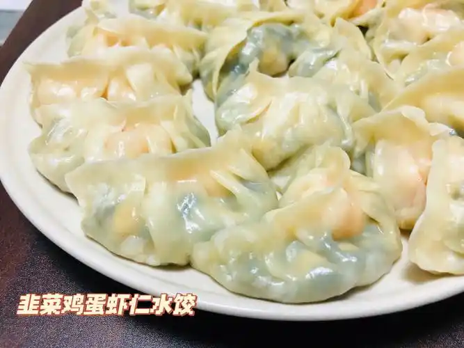 食材:30颗虾仁500g韭菜6颗鸡蛋60个饺子皮调料:料酒,生姜,花椒,盐