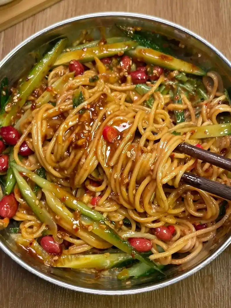 我妈做面条就没输过麻酱拌面是真的好吃