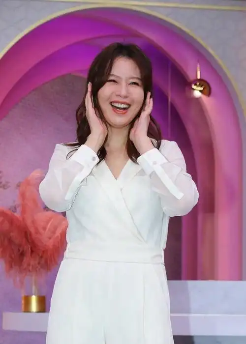 刘品言也太胖了穿一身白满脸油光好臃肿同框的林心如好娇小