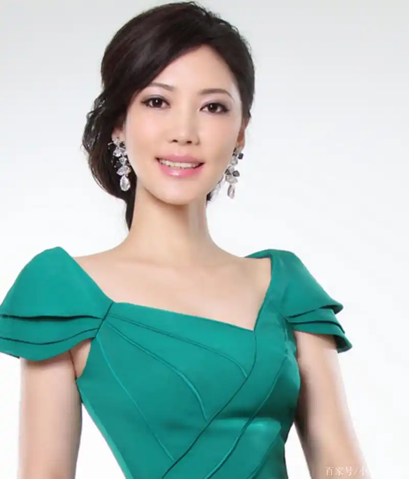 最美主持方琼,15岁年幼丧父,嫁给大8岁恩师,过上幸福的生活!