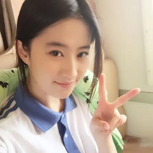 吴亦凡赴拍《致青春2》刘亦菲的学生装造型