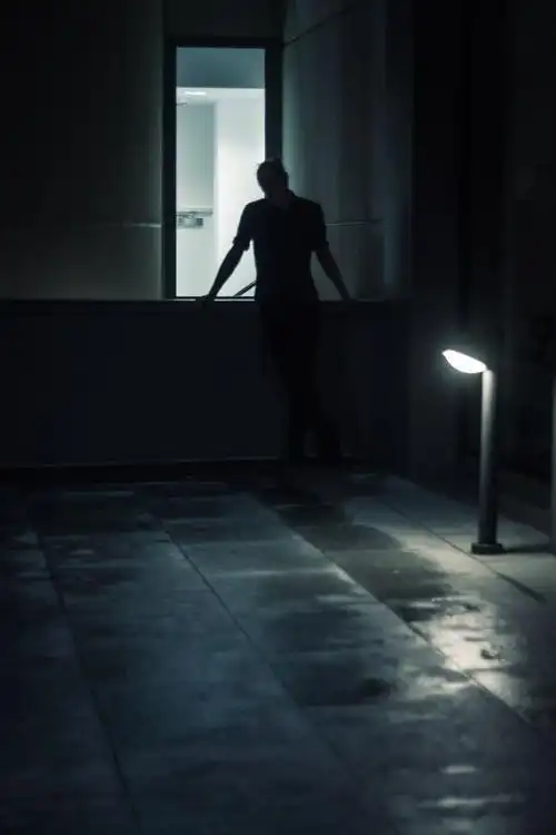 失眠夜的孤独身影捕捉夜晚都市的街头光影