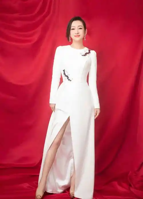 笔挺的衣身,出现出秦海璐帅气精悍之范,脚踩高跟鞋,烘托出秦海璐的