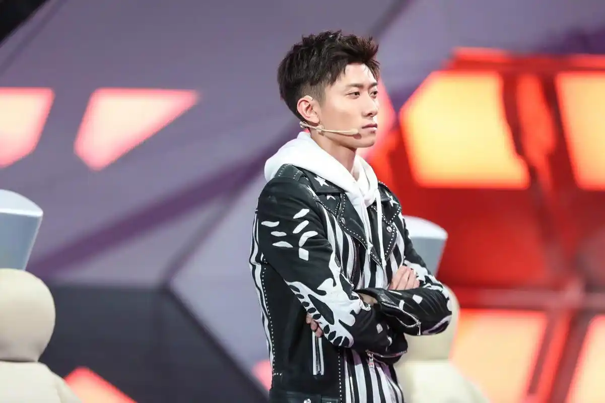 张一山铁甲首轮率先出战助力队友现责任感