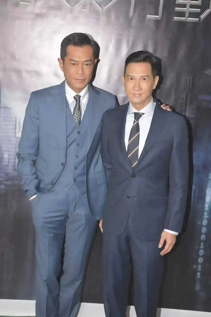 3型男穿浴袍唱hehe版男朋友古天乐张家辉曾争过乐坛新人奖