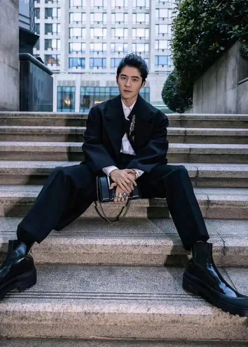 刘昊然inalexandermcqueen2023时装秀