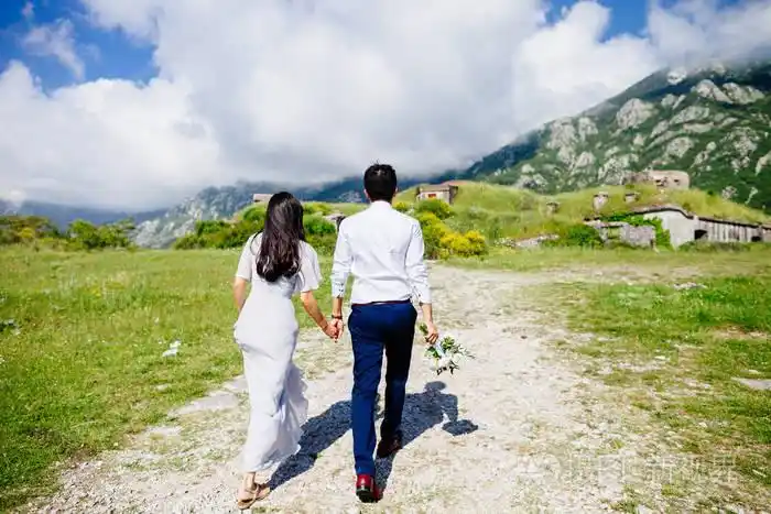 新婚夫妇蜜月旅行的背影照片-正版商用图片0w2lse-摄图新视界